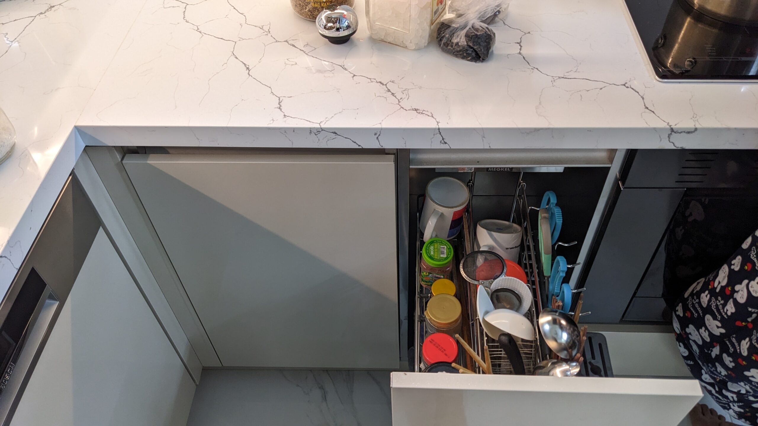 Kệ inox gia vị tủ bếp là sản phẩm chuyên dùng để bảo quản và lưu trữ các loại gia vị phục vụ nhu cầu nấu nướng trong căn bếp.