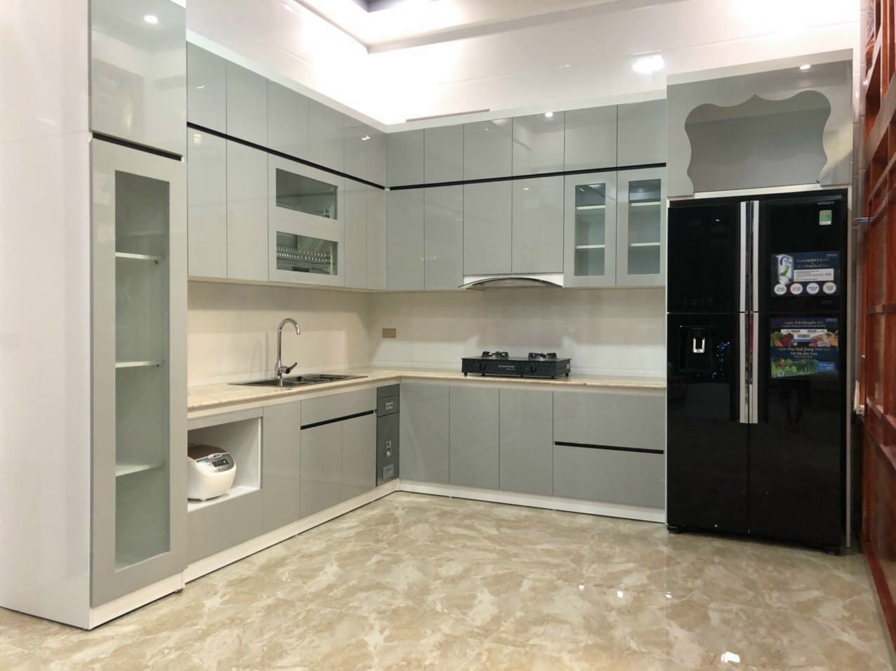 Ưu nhược điểm của tủ bếp inox cánh kính bạn cần lưu ý