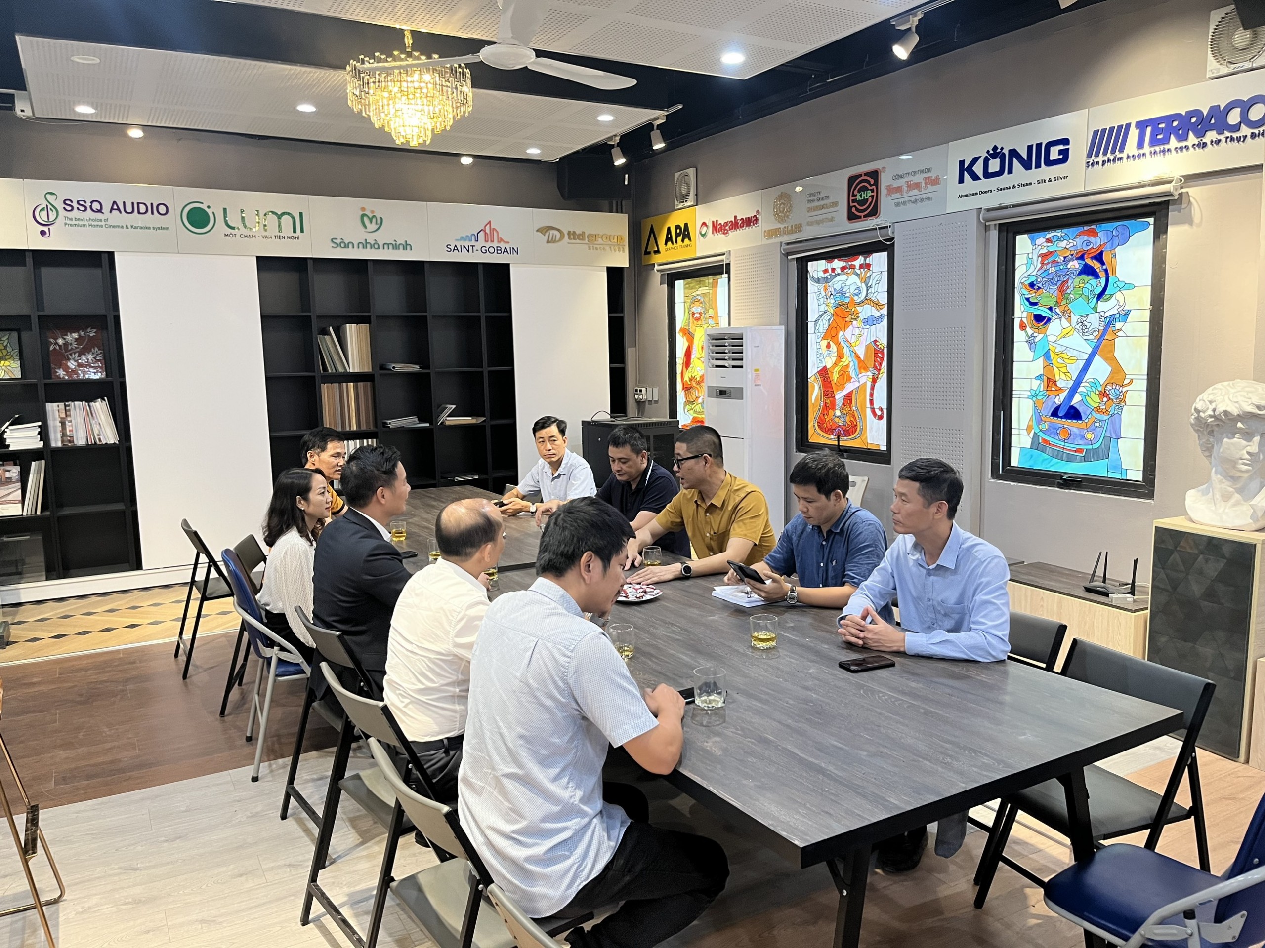 Mọi người cùng thảo luận về những vấn đề chung