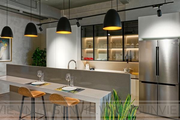 Phân chia không gian bếp mở bằng quầy bar hoặc đảo bếp